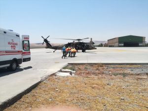Askeri helikopter yüksekten düşen çocuk için havalandı