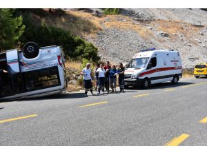 Muğla'da yolcu minibüsü devrildi: 11 yaralı