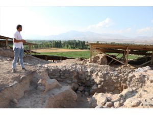 Kınık Höyük'te kartal heykelleri bulundu