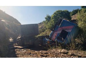 Erzincan'da şarampole devrilen tırın sürücüsü öldü