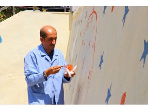 Okul müdürü duvarlara renk katıyor