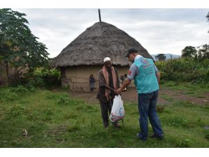 Cansuyu Etiyopya'da kurban eti dağıttı