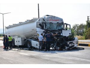Manisa'da tır, kamyona arkadan çarptı: 1 yaralı