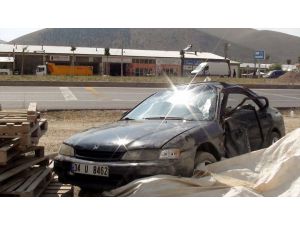 Bayburt'ta minibüs ile otomobil çarpıştı: 1 ölü, 2 yaralı