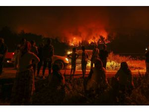 İzmir'deki orman yangını iki mahalleye yaklaştı