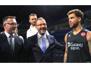 Bakan Kasapoğlu'ndan A Milli Basketbol Takımı'na destek