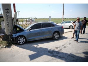 Adana'da otomobil elektrik direğine çarptı: 1 ölü, 2 yaralı