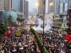 Hong Kong polisinden protestoculara göz yaşartıcı gazla müdahale