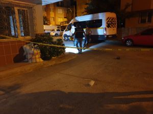 İzmir'de balkonda otururken başından vurulan kadın ağır yaralandı