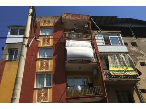 GÜNCELLEME - İzmir'de balkonda otururken başından vurulan kadın ağır yaralandı