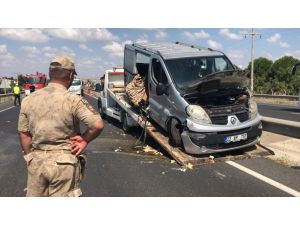 Tekirdağ'da minibüs refüjdeki bariyerlere çarptı: 2 ölü, 3 yaralı
