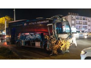 Antalya'da tur minibüsü ile otobüs çarpıştı: 13 yaralı