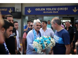 Adana Demirspor taraftarından Tütüneker'e karşılama