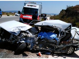 Urla'da kamyonet ile otomobil çarpıştı: 1 ölü, 4 yaralı