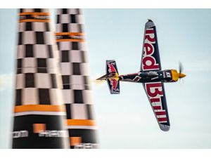 Red Bull Air Race şampiyonu Matt Hall