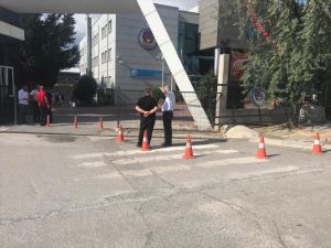 Samsun'da üzerine demir kapı devrilen öğrenci yaralandı