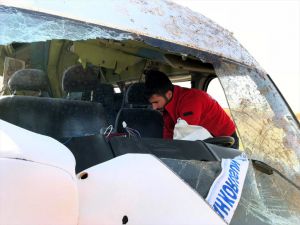 Kayseri'de düzensiz göçmenleri taşıyan minibüs devrildi: 2 ölü, 19 yaralı