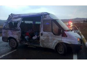 Sivas'ta minibüs devrildi: 8 yaralı