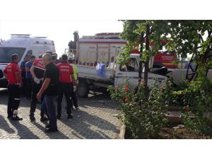 Adana'da kamyonet duvara çarptı: 3 ölü, 1 yaralı