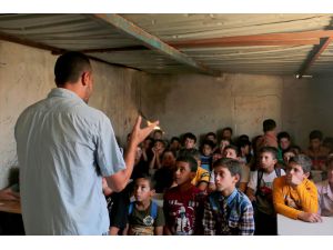 İdlib'de yeni eğitim yılı göç ve saldırıların gölgesinde başladı