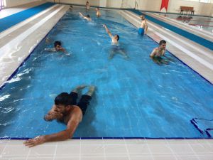 Bedensel engelli gençler yüzme keyfi yaşadı