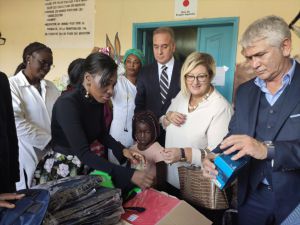 Türkiye'den Gabonlu hasta çocuklara eğitim yardımı