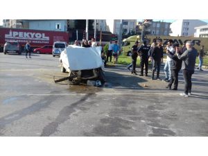 Samsun'da 2 araç çarpıştı, yaya ağır yaralandı