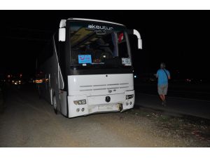 Antalya'da tur otobüsü otomobile çarptı: 6 yaralı