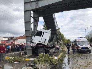 Sakarya'da tır otobüs durağına çarptı: 2 ölü, 3 yaralı