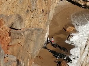 Mağarada mahsur kalan iki kişi kurtarıldı