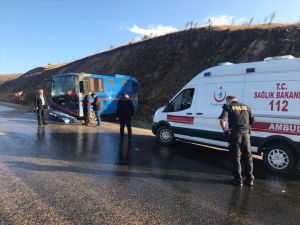 Sivas'ta mahkumları taşıyan araç devrildi
