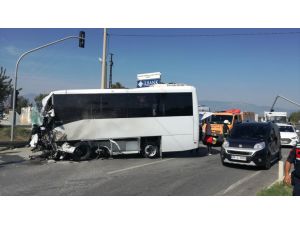 Aydın'da turistleri taşıyan midibüs direğe çarptı: 4 yaralı