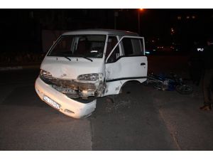 Aksaray'da minibüs ile motosiklet çarpıştı: 1 ölü, 1 yaralı