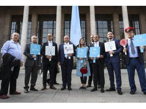 Ankara Garı'na asılan mavi kravatla prostat kanserine dikkat çekildi