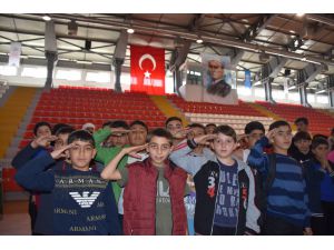 Kars Valisi Öksüz'den Mehmetçik'e asker selamı