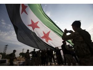 Tel Abyad'ın güneyine "Suriye Devrim Bayrağı" asıldı