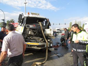 Afyonkarahisar'da iki kamyon çarpıştı: 3 yaralı