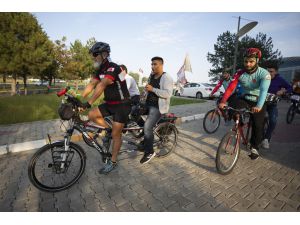 Pedal çeviren müzisyenlerin melodileri eşliğinde bisiklet turu