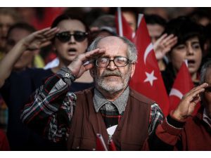 Bursa'da binlerce kişiden Mehmetçik'e asker selamı
