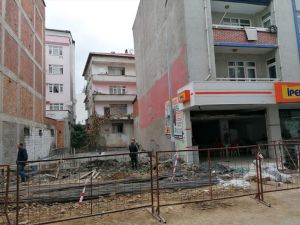 Temelinde toprak kayması oluşan bina tahliye edildi