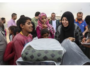 Yardımseverlerden Suriye'deki kampta kalan savaş mağdurlarına battaniye yardımı