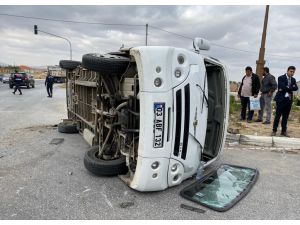 Afyonkarahisar'da kamyon ile minibüs çarpıştı: 19 yaralı