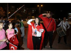 Milli halterci Ayşegül'e memleketinde coşkulu karşılama
