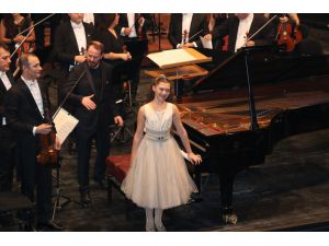 Ödüllü küçük piyanist Adana'da konser verdi