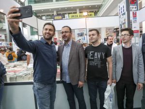 Bakan Kasapoğlu, Ankara Kitap Fuarı'nı ziyaret etti