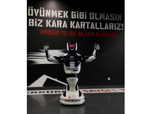 Vodafone'lu Robot Veysi, "derbi izleyen ilk robot" oldu