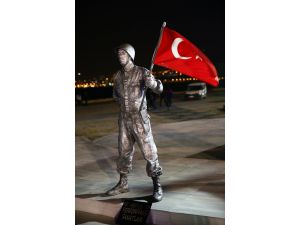 "Canlı heykel"den asker selamıyla rekor denemesi