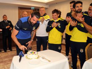 Fenerbahçe'de yardımcı antrenör Volkan Demirel'in doğum günü kutlandı