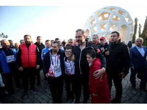 Bakan Kasapoğlu ve milli sporcular, 15 Temmuz Şehitler Anıtı'nı ziyaret etti