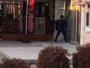 Adana'da bankaya camını çekiçle kırıp girmeye çalışan kişi yakalandı